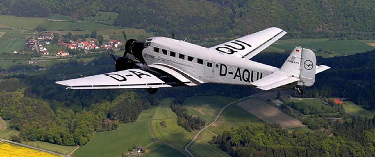 Ein bewegliches Denkmal im Einsatz: In der Ju 52 von 1936 kann man mittlerweile Rundflüge machen.