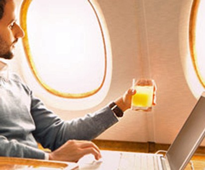 Passagier in der Business Class: Viele Urlauber legen Wert auf Upgrades für Meilen.