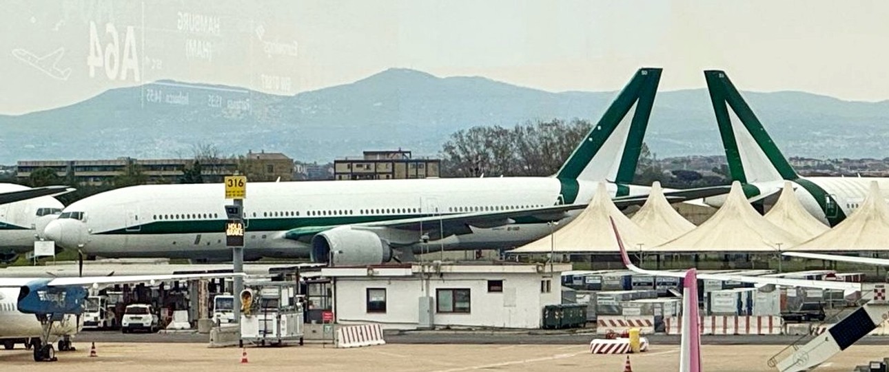 Ehemalige Alitalia-Jets am Flughafen  Rom-Fiumicino: Triebwerke sind noch dran.