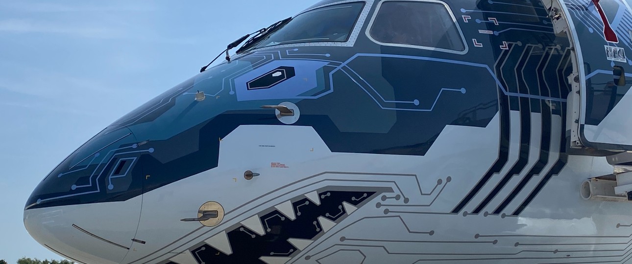 Embraer E-190-E2 mit Tech-Shark-Bemalung: Die Maschine ist bald für den brasiliansichen Rekordmeister Palmeiras unterwegs.