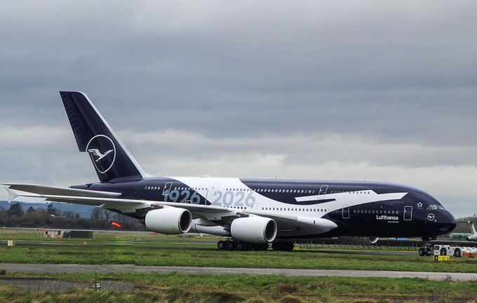 Lufthansas Flugzeuge in Jubiläumslackierung: Hier der Airbus A380 ...