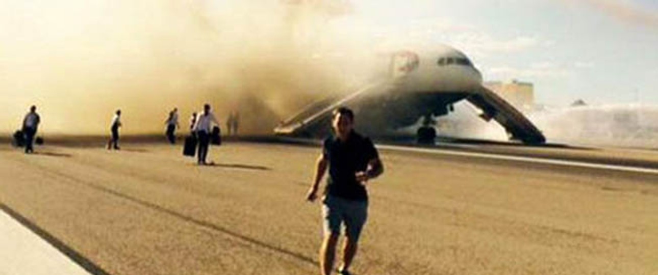 Passagiere verlassen die Boeing 777 von British Airways: Viele nahmen ihr Gepäck mit.