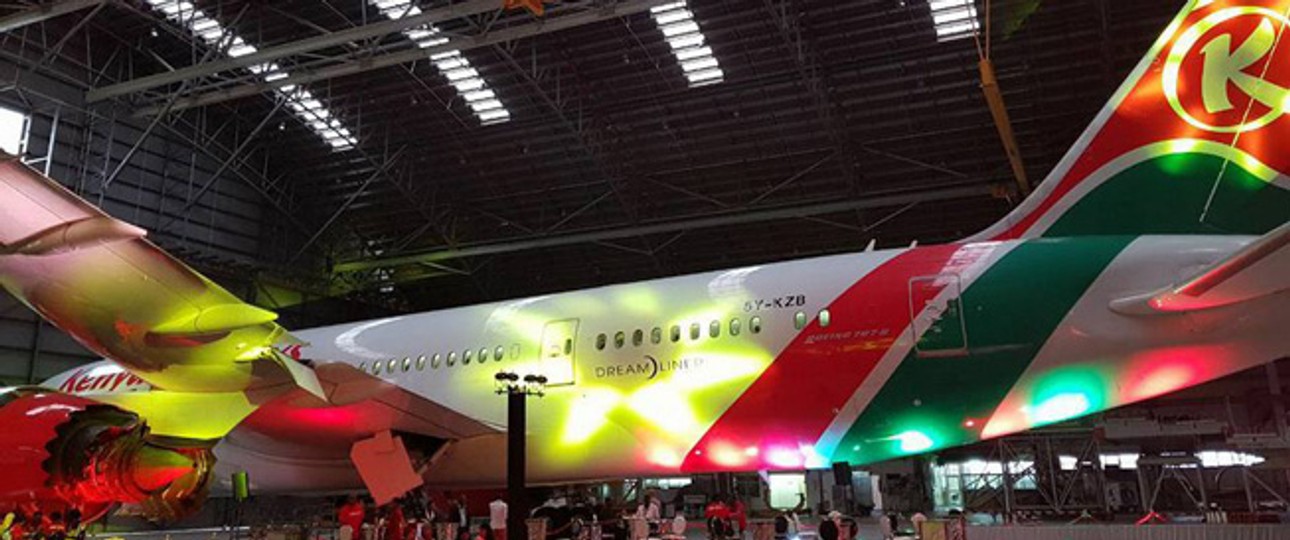 Dreamliner bei der Präsentation der Strecke Nairobi - New York: Kenya Airways ließ die Korken knallen.