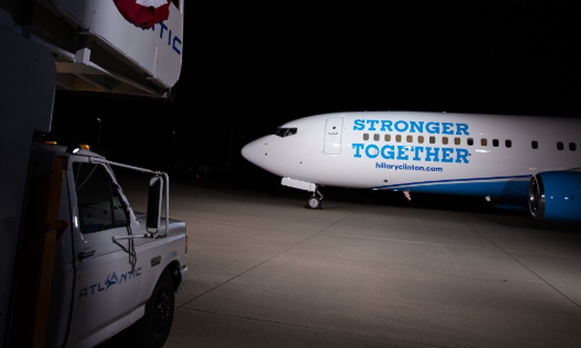 Hillary Clintons geleaste Boeing 737: Flirt mit der Presse.