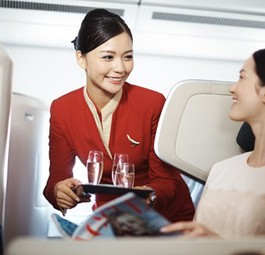 Flugbegleiterin von Cathay Pacific: Der Service soll individueller werden.