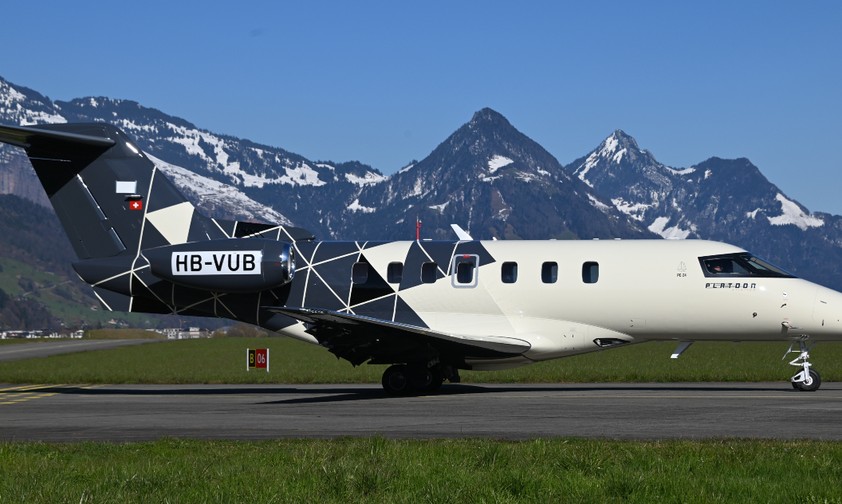Pilatus PC-24 beim Hersteller im Schweizer Kanton Nidwalden: Trägt vorne den Platoon-Schriftzug und hinten das Schweizer Testkennzeichen HB-VUB.