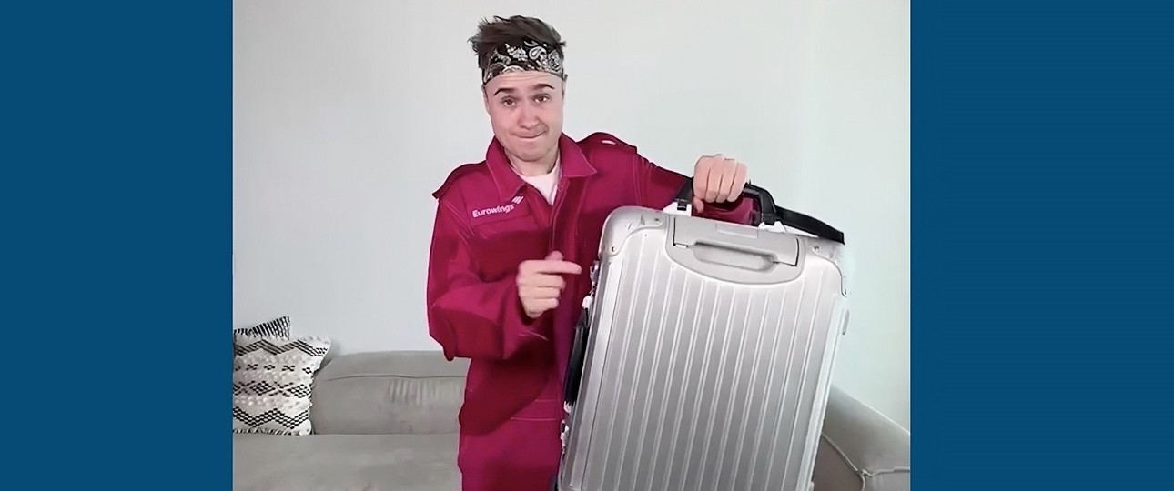 Der Kofferanzug von Eurowings: Es soll alles reinpassen, was sonst in den Rollkoffer ginge.