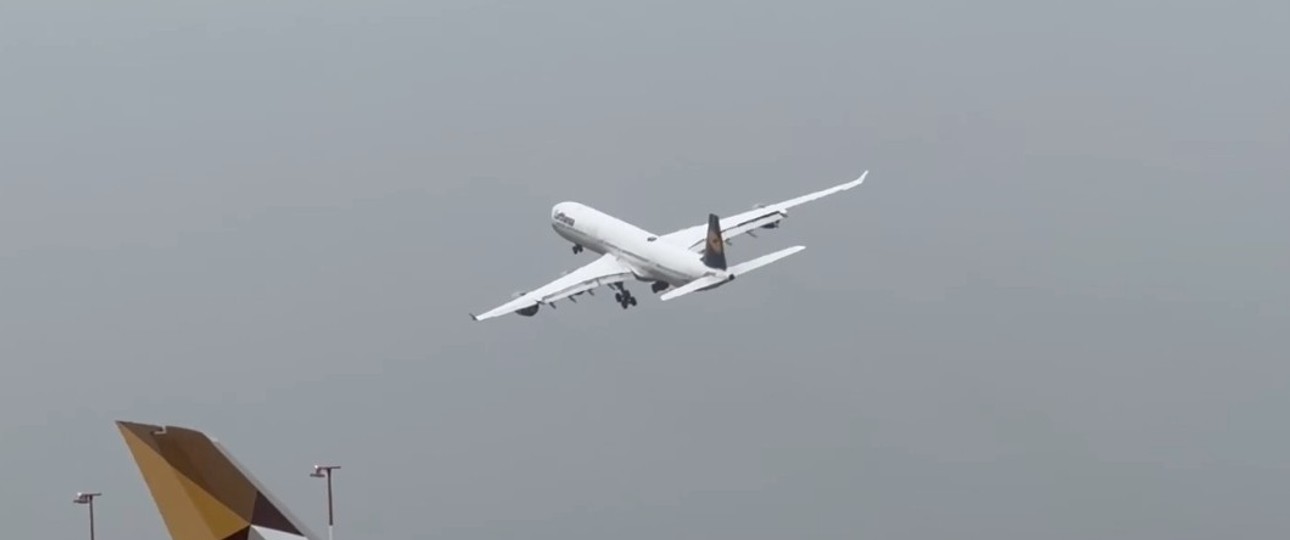 Lufthansas Airbus A340-600 mit dem Kennzeichen D-AIHX vor einer Etihad-Heckflosse: Abschied aus Düsseldorf.