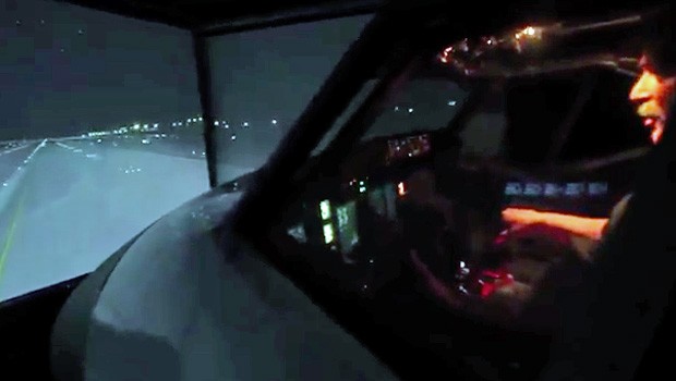 James Price in seinem Flugsimulator: In der Garage abheben.
