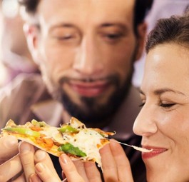 Economy-Passagiere bei Lufthansa: Ein Sandwich lässt sich auch ohne fremde Hilfe verspeisen.