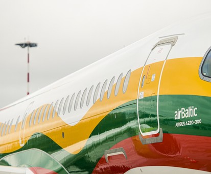 Airbus A220-300 von Air Baltic in Sonderbemalung: Wie geht es mit der Airline weiter? 