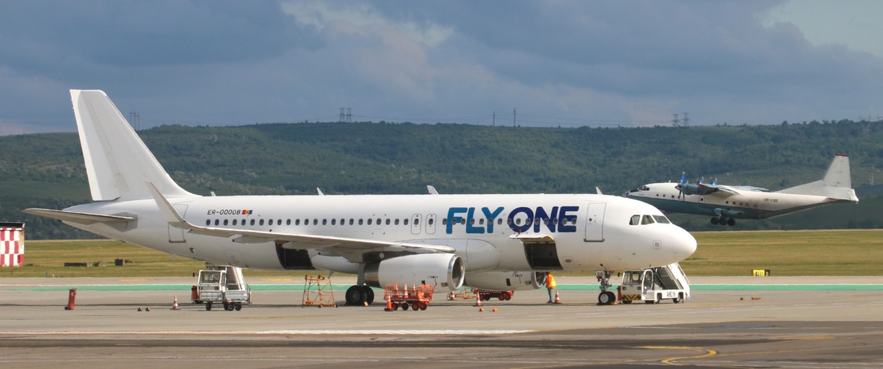 Ein Jet der moldauischen Fly One und im Hintergrund ein Flugzeug der ukrainischen Cavok Air: Immer mehr Verkehr am Airport Chisinau.