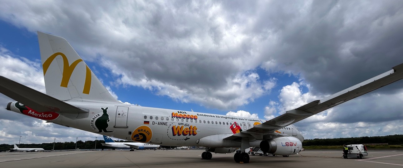 Airbus A320 von Leav Aviation: Das Flugzeug wird bis Ende September zum McDonalds-Flugzeug.