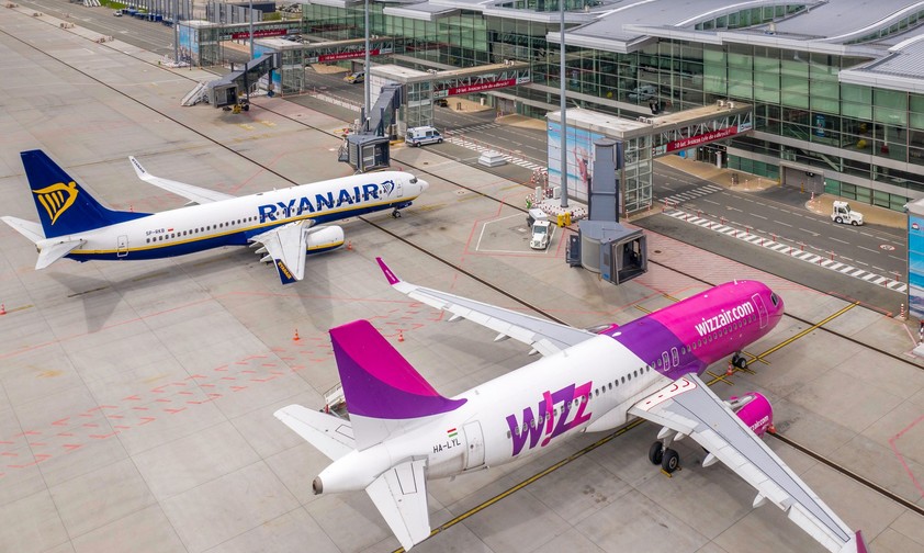 Flugzeuge von Ryanair und Wizz Air am Flughafen Wroclaw: Laut einer DLR-Analyse bietet Wizz Air die durchschnittlich günstigsten Preise.