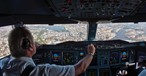 Jürgen Raps im Cockpit eines A380 über Hamburg.