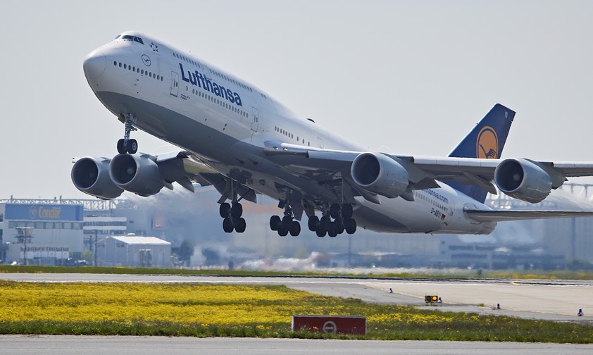 Boeing 747 von Lufthansa: Je nach Ziel sind auch einheimische Flugbegleitende an Bord.