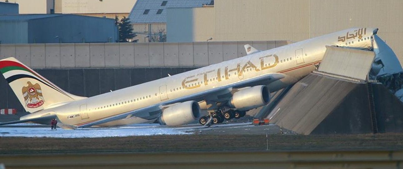 Der Airbus A340-600 nach dem Zusammenprall: Der Vierstrahler krachte mit 55 km/h gegen die Mauer.