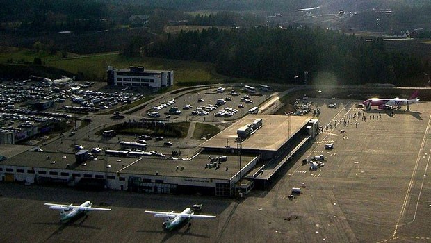Kaum besser ergeht es Passagieren, die nach «Oslo-Torp» fliegen. Dabei landet man nämlich etwa 120 Kilometer entfernt von Oslo. Immerhin gibt es stündlich eine Zugverbindung in die norwegische Hauptstadt.