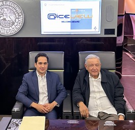 Mexikos Präsident Andrés Manuel López Obrador (Dritter von Links) im Regierungs-Dreamliner: Wollte die Boeing 787-8 nie nutzen.