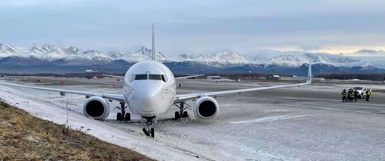 Die Boeing 737 in der Senke: Jet von Alaska Airlines.