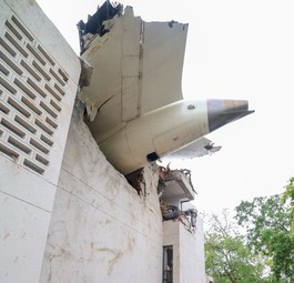 Premierminister Narendra Modi besucht die Absturzstelle: Die Boeing 787 von Air Inda krachte in eine Berufsschule.