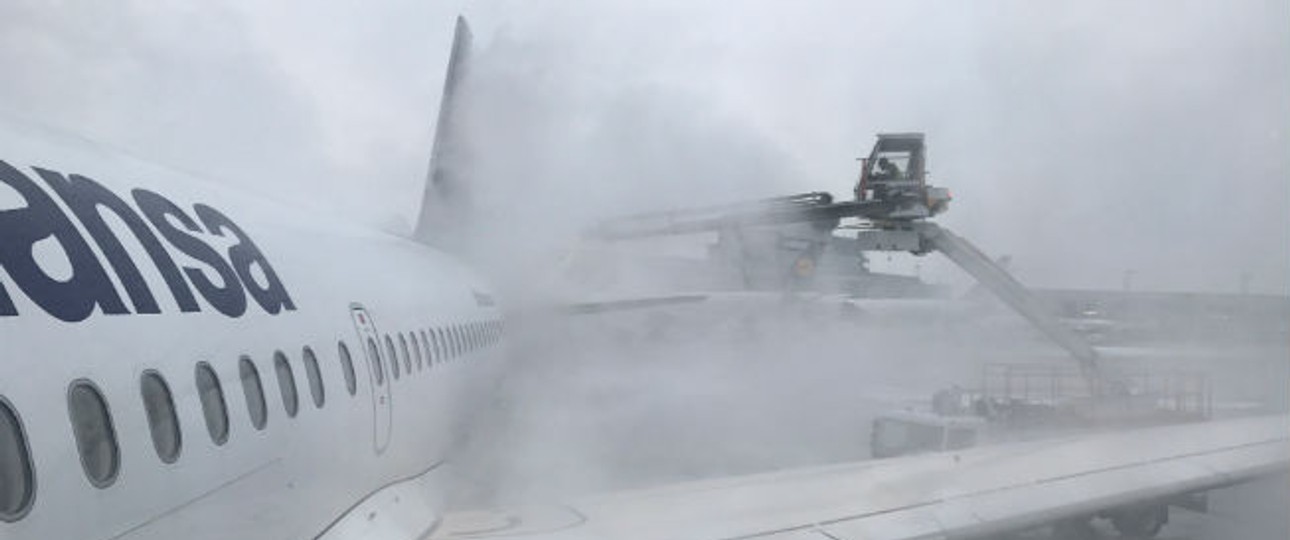 Enteisung am Flughafen Frankfurt: Der Winter hat den Airport im Griff.