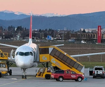 Der Airbus A220 von Swiss in Graz: Das Triebwerk wird demontiert.