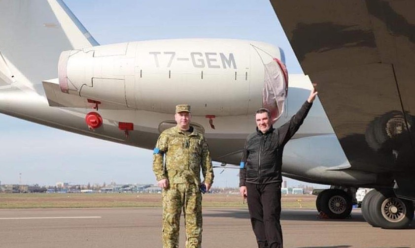 Sicherheitsrats-Chef Oleksiy Danilov (rechts) vor dem Privatjet: Der Flieger arbeite jetzt für die Ukraine.