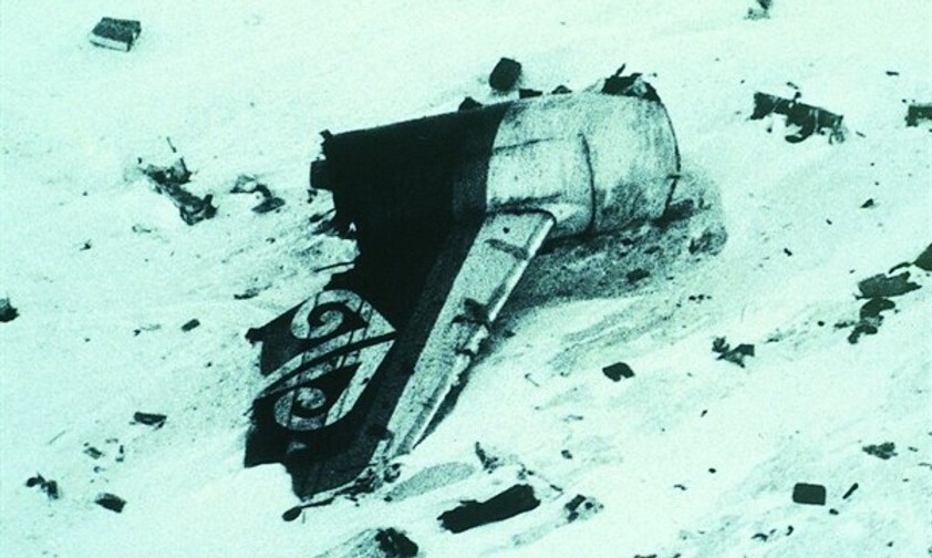 Symbol eines tragischen Unglücks: Das Leitwerk im Schnee der Antarktis.