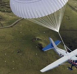 Darstellung des Rettungssystems: Mit Fallschirm zu Boden gleiten.