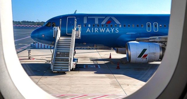 Blick auf einen Airbus A320 von ITA Airways: Bald gehört die Fluggesellschaft ganz zu Lufthansa Group.