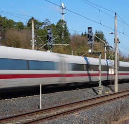 ICE unterwegs in Bayern: Künftig soll er auch am Flughafen München halten.