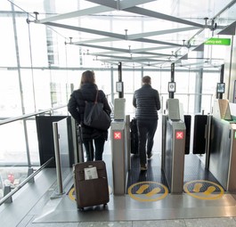 Passagiere in Heathrow: Vieles funktioniert nur mit EU-Zubehör.
