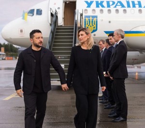 Der ukrainische Präsident und seine Frau bei der Ankunft tin Norwegen: Es ging glimpflich aus. 