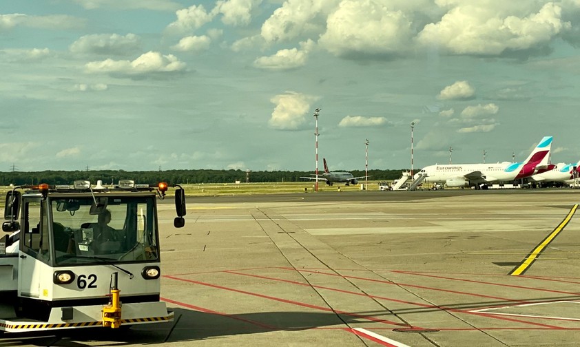 Fahrzeug von LEOS am Flughafen Düsseldorf: Könnte durch den Streik stillstehen.