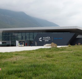 Terminalgebäude von Kukes: Glas und Beton inmitten der Berglandschaft.