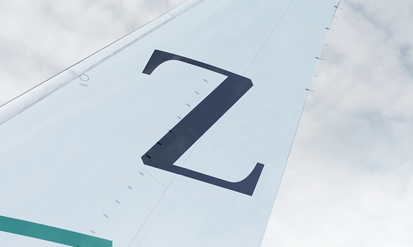 Heckflosse eines Dreamliners von Zipair: Das Logo kann falsch verstanden werden.