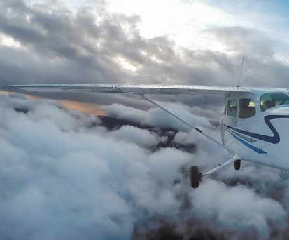 Cessna 172 im Flug: Vor Abflug muss man sich über das Wetter informieren.