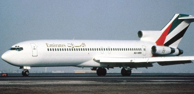 Die Herrscher vermachten der Fluglinie auch drei ihrer Boeing 727-200 (im Bild). 1986 kaufte sich Emirates dann mit einem Airbus A310 erstmals eigene Flugzeuge. Es war das letzte Jahr in dem Emirates nach eigenen Angaben einen Verlust schrieb.