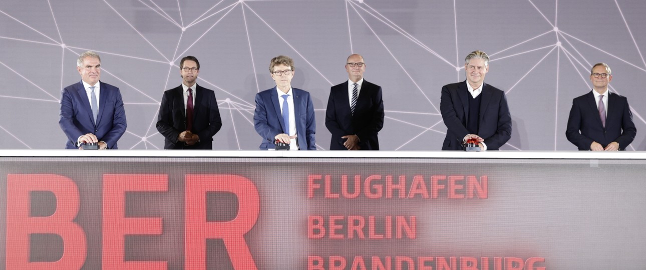 Bei der Eröffnungszeremonie des BER (v.l.n.r.): Lufthansa-Chef Carsten Spohr, Verkehrsminister Andreas Scheuer, BER-Chef Engelbert Lütke Daldrup, Ministerpräsident Dietmar Woidke, Easyjet-Chef Johan Lundgren, Bürgermeister Michael Müller.