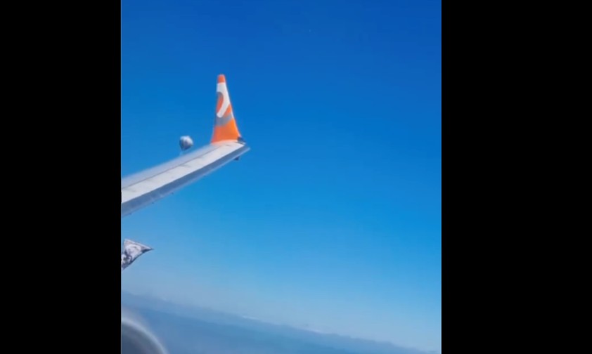 Der Ballon zieht an der Boeing 737 Max vorbei: Heikler Moment.
