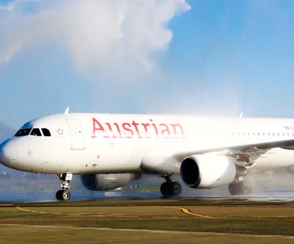 Airbus A320 von Austrian Airlines mit Wasserfontäne in Tirana: Die Fluglinie feiert das 30-jährige Streckenjubiläum.
