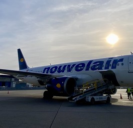 Ein Airbus A320 Neo von Nouvelair am Flughafen Düsseldorf. Der Jet ...