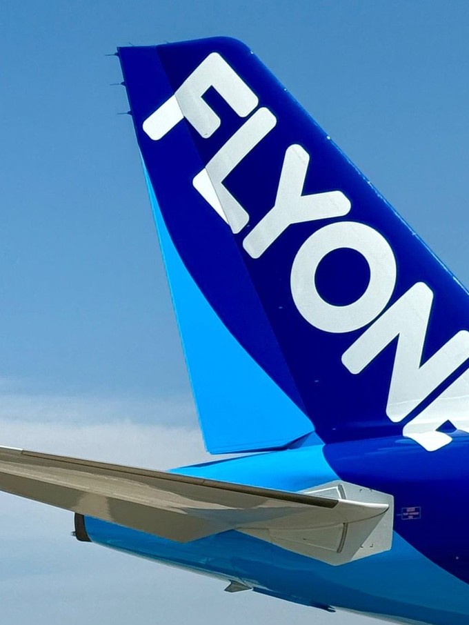 In großen weißen Buchstaben steht auf blauem Grund der Name der Airline.