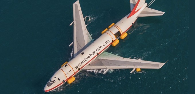 Von alleine schwimmen konnte der Jumbojet im fremden Element logischerweise nicht. Luftsäcke dienten während des Schlepps als Auftriebshilfen.