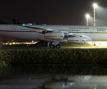 Der Airbus A340-200 mit dem Kennzeichen HZ-124 nach seiner Rückkehr aus Dublin nach Hamburg.