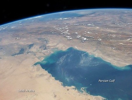 Der Persisische Golf aus der ISS gesehen: Sieht freidlich aus, ist es aber derzeit nicht.