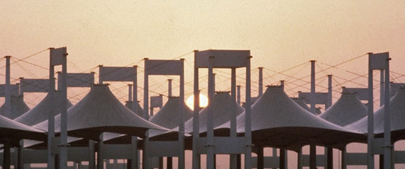 <span style="font-weight: 400;">Das Hadsch-Terminal in Jeddah ist an sich zweckmäßig. Doch dahinter erhebt sich ein atemberaubender Komplex. Es ist eine Art Zeltstadt, die den Behausungen der Beduinen in der Wüste nachempfunden ist. In der bereiten sich Mekka-Pilger auf ihre Wallfahrt vor.</span>