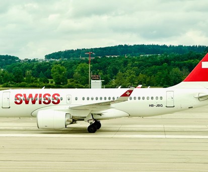 Airbus A220 von Swiss: Die Airline hat aktuell zu viele Flugbegleitende.