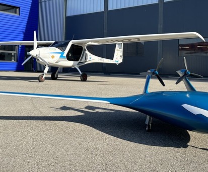Velis Elektro  im Hintergrund und ein Modell der Eenuee im Vordergrund: :